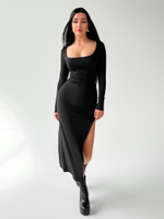 Платье удлиненное однотонное с овальным вырезом и разрезом по ноге