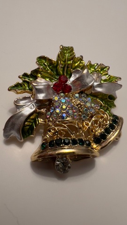 Новогодняя брошь колокольчики с кристаллами