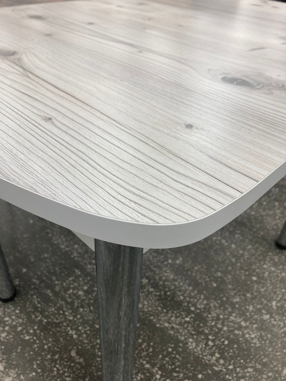 Стол неразд Пластиковый подстолье прямое хром пояс белый бискайская сосна