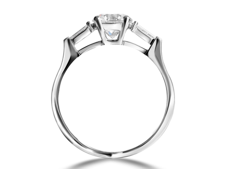 Кольцо с центральным бриллиантом массой 1.0 ct и бриллиантами в форме багет