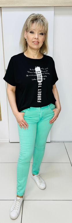 Черная блузон-футболка с пайетками и вертикальной надписью