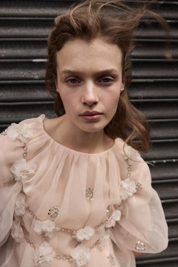 ZARA МЕТАЛЛИЧЕСКИЙ ТОП С БУСИНАМИ И ЦВЕТАМИ, БЛЕДНО-РОЗОВЫЙ