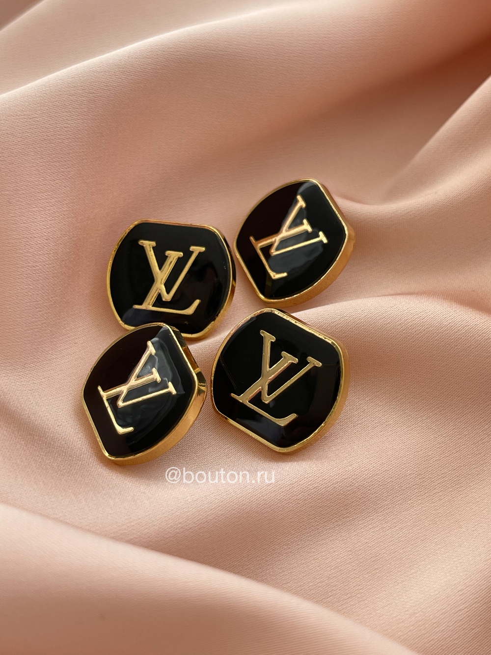 Пуговицы Лв. Черные Эмаль золото 18 мм