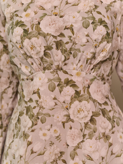 Платье с широкими манжетами