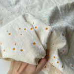 Фактурный хлопок Ромашки на сливочном фоне