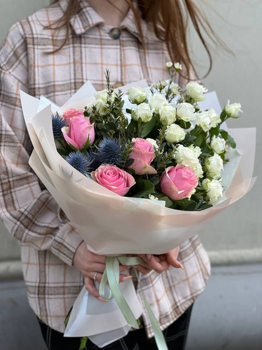 Романтичный букет с кустовыми розами и ваксфлауэром &quot;Нежный аромат&quot;