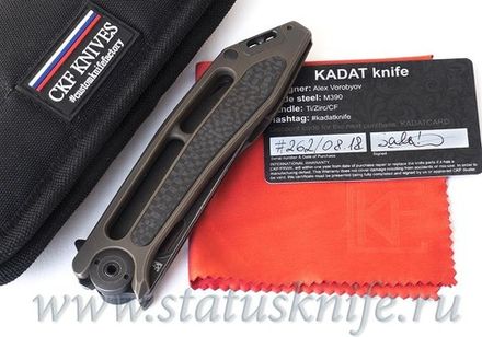 Нож CKF Kadat (M390, титан, карбон, цирконий, тимаскус, Sale card)