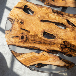 Круглый столик из граба со смолой