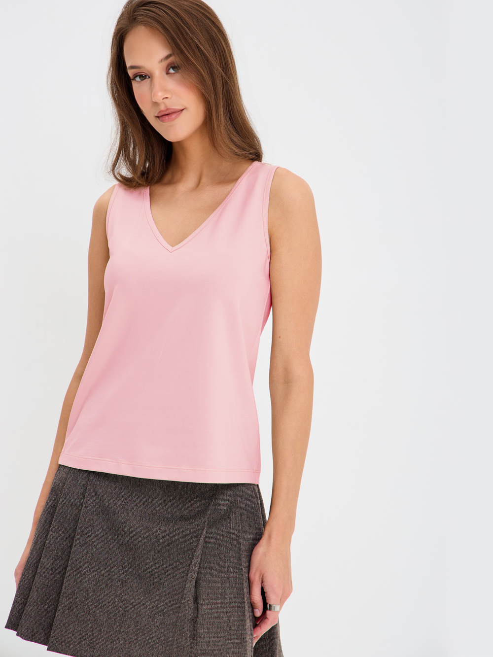 Базовый трикотажный топ с V-вырезом под пиджак