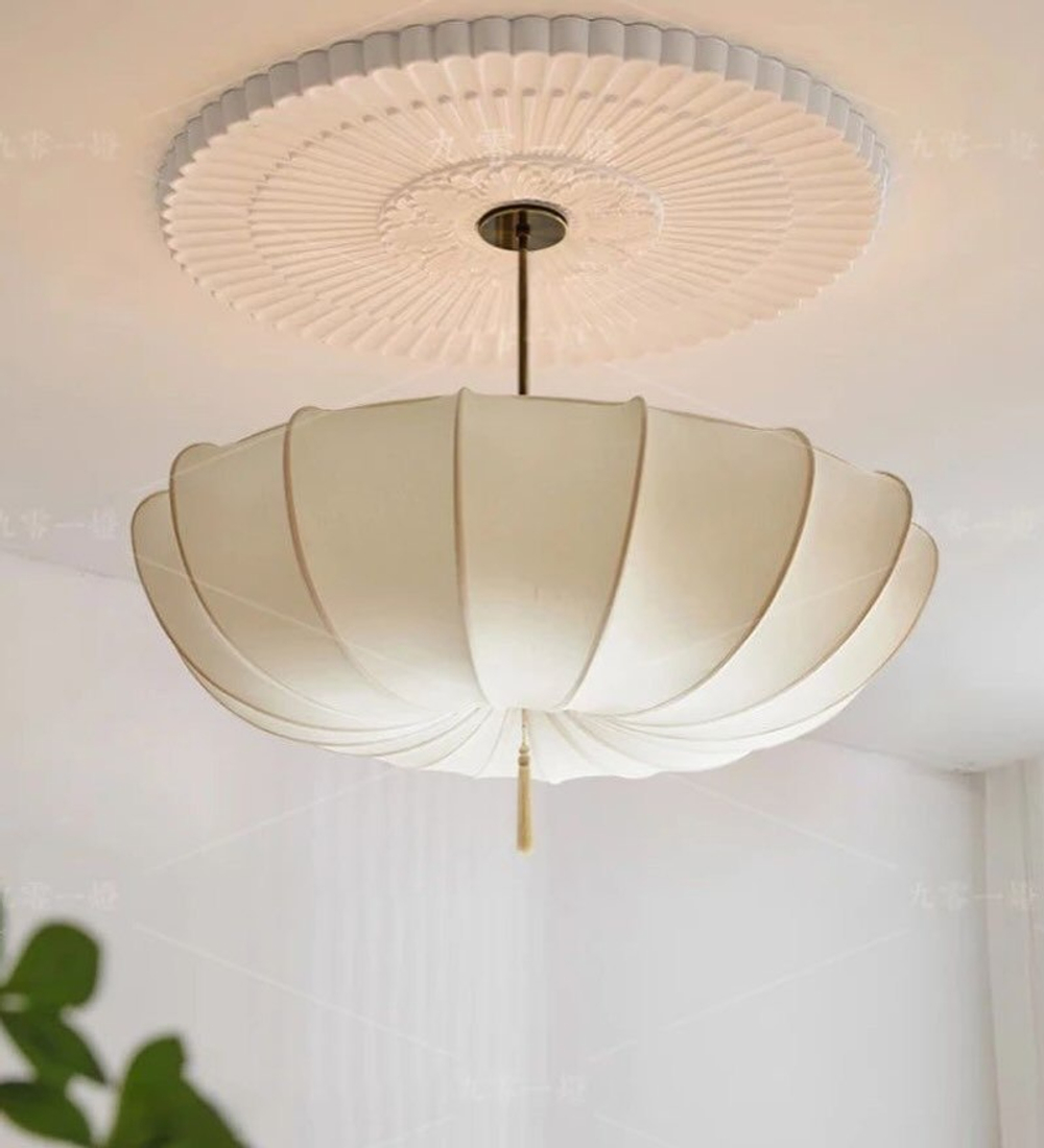 Элегантная люстра с воздушным плафоном и мягкими волнообразными линиями