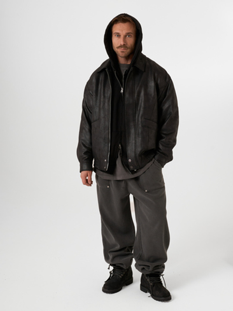 Черная куртка из эко-кожи QWE