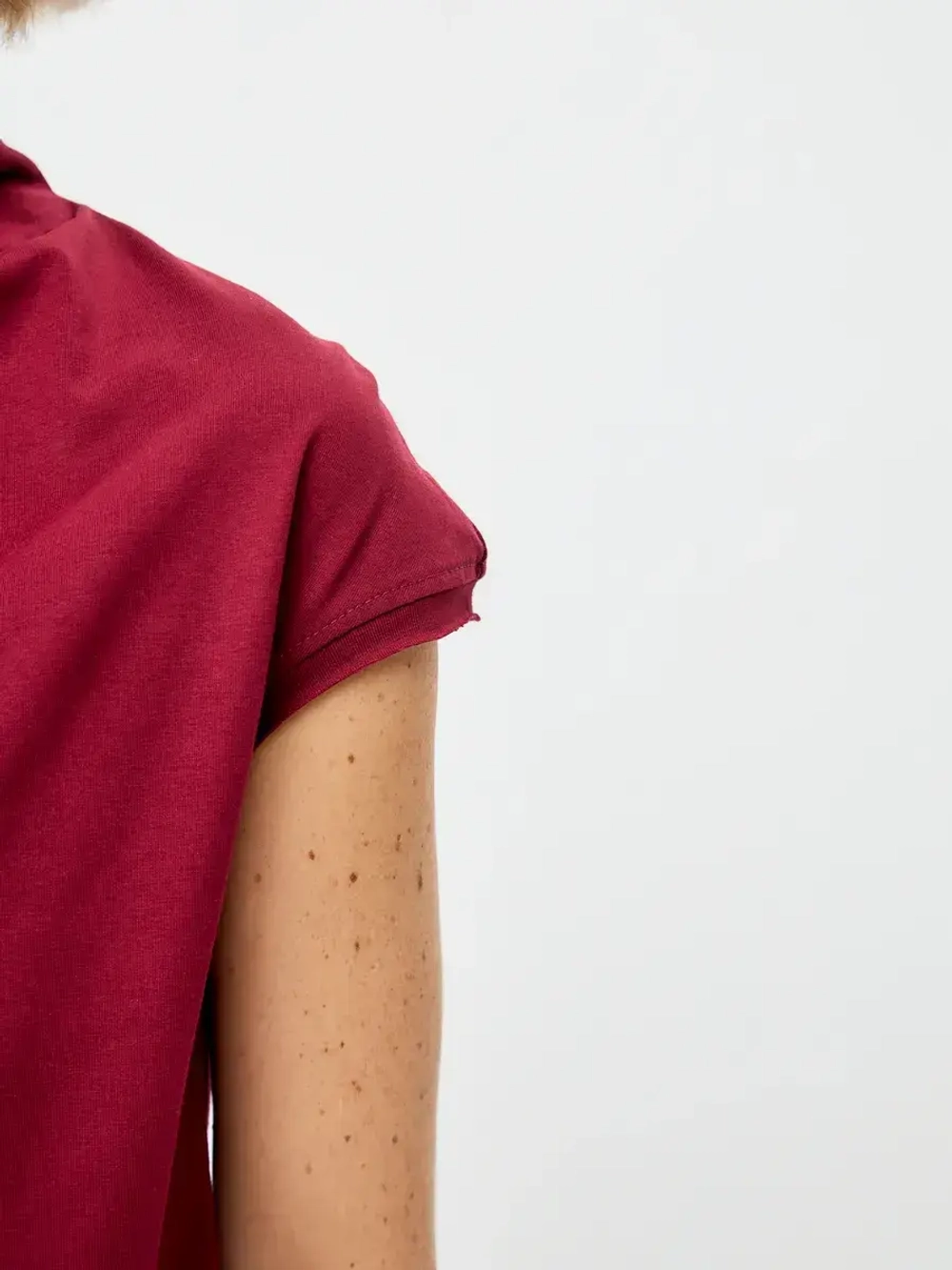 Футболка дизайнерская с цельнокроеным воротником