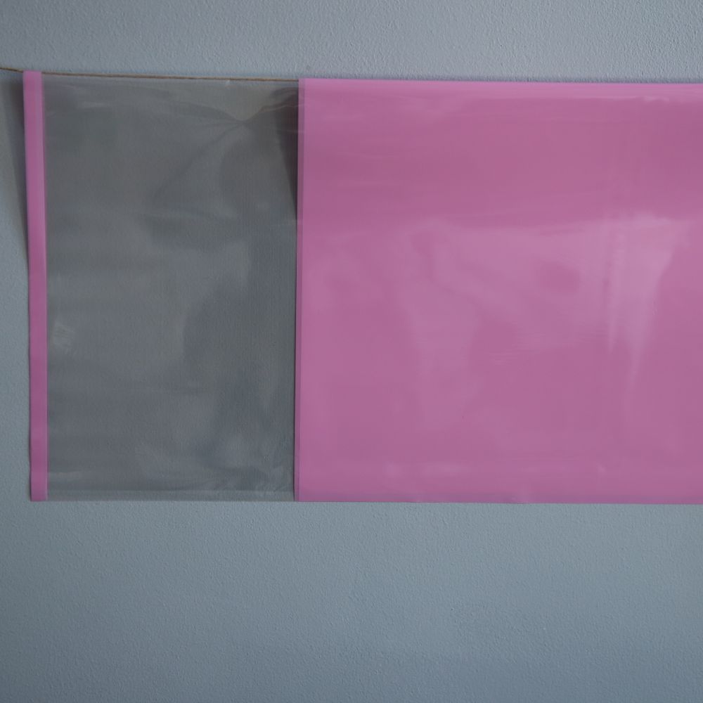 Плёнка 58*58 в листах однотонная 65мкм с прозрачным верхом. Розовый