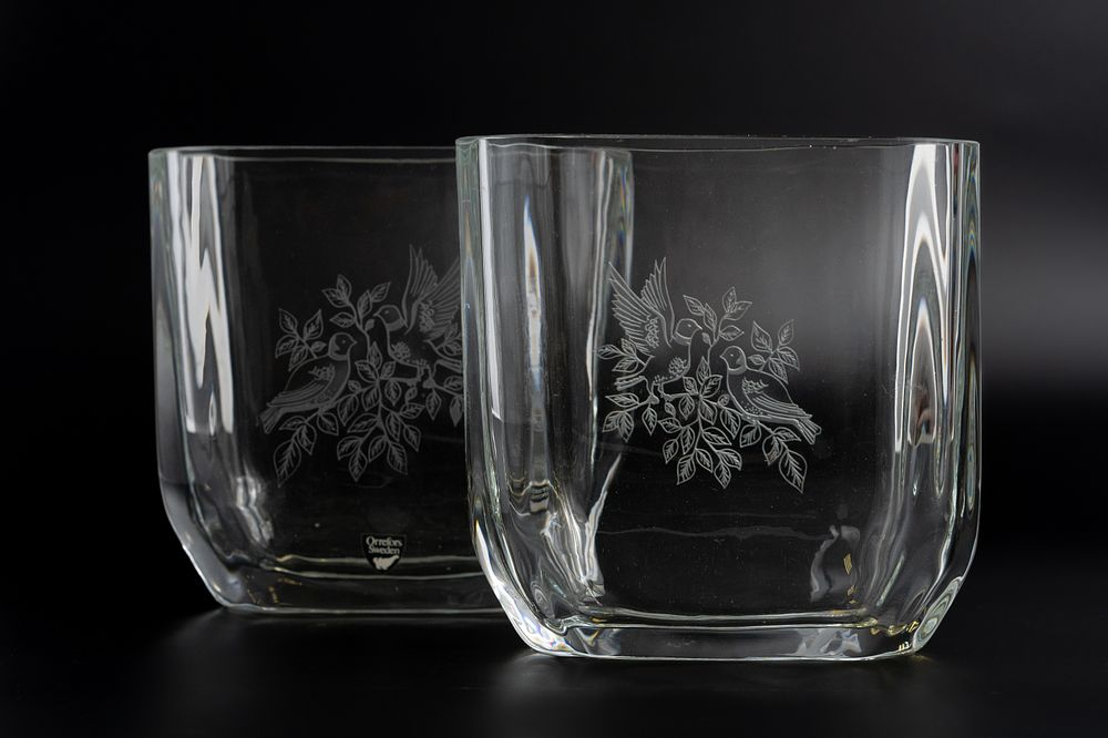 Пара стеклянных ваз с цветочными узорами по дизайну Герды Стрёмберг