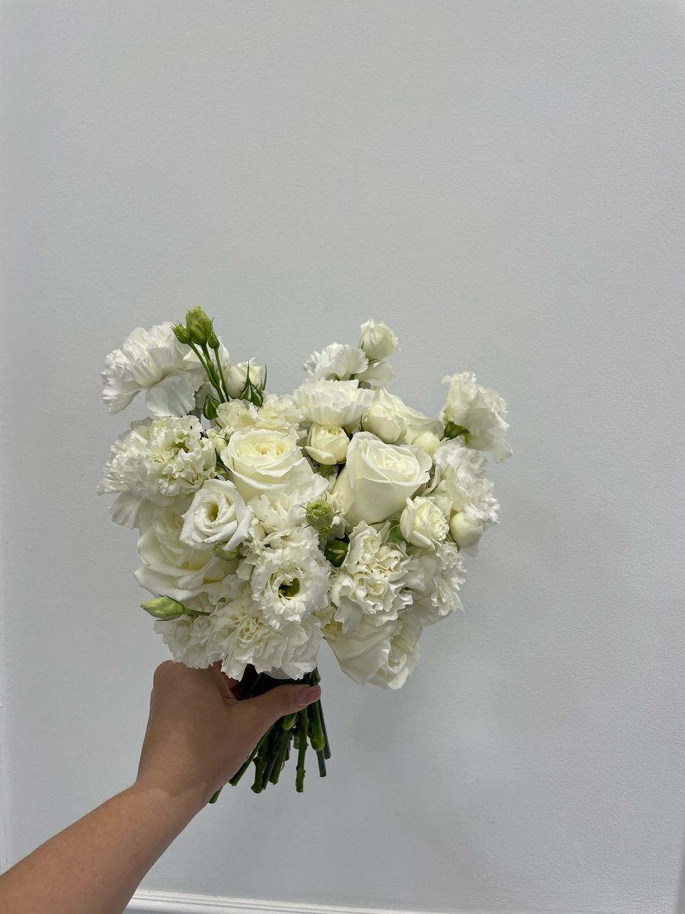 Свадебный букет из одноголовых роз, лизиантуса и диантусов