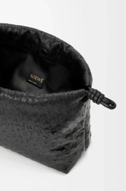 Loewe Сумка Flamenco среднего размера из лакированной кожи страуса с градиентным переходом цвета, черный
