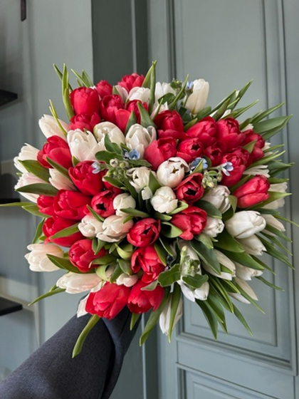 Букет из 69 белых, красных тюльпанов и незабудок - XL