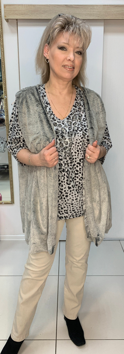 Жилет без застежки из светлого искусственного меха