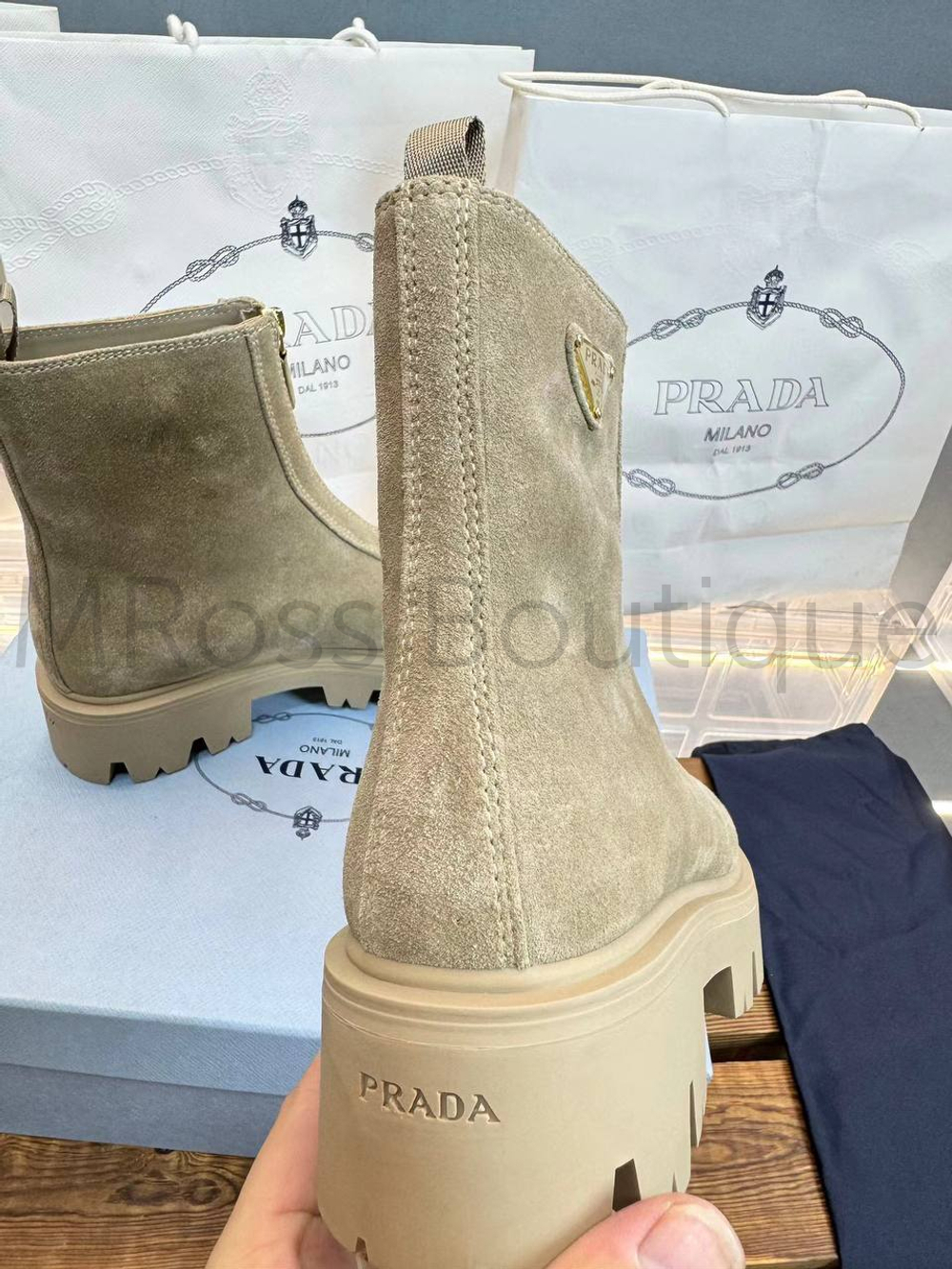 Женские замшевые бежевые ботинки Prada на молнии спереди