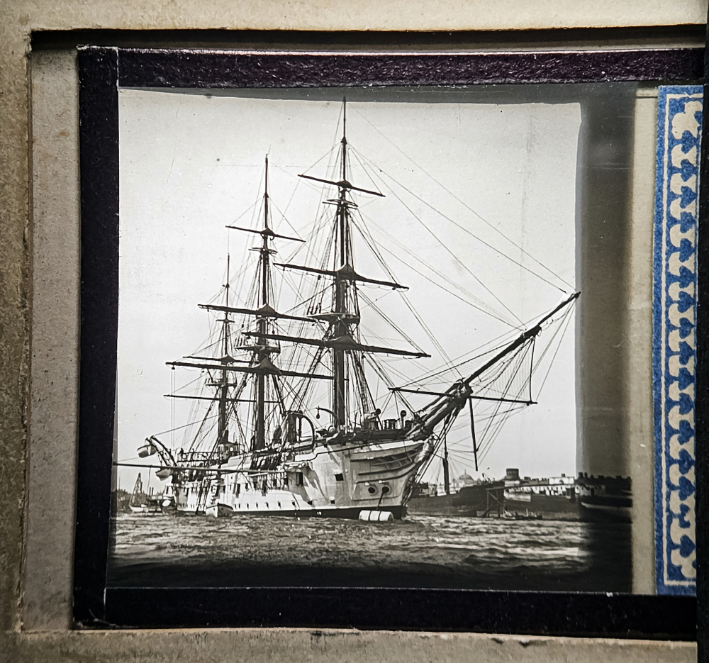 "Коллекция из 16 редких трехмерных стереоизображений Санкт-Петербурга и Кронштадта на стекле вместе со стереоскопом". Николай Петрович Сырейщиков. 1900 г.