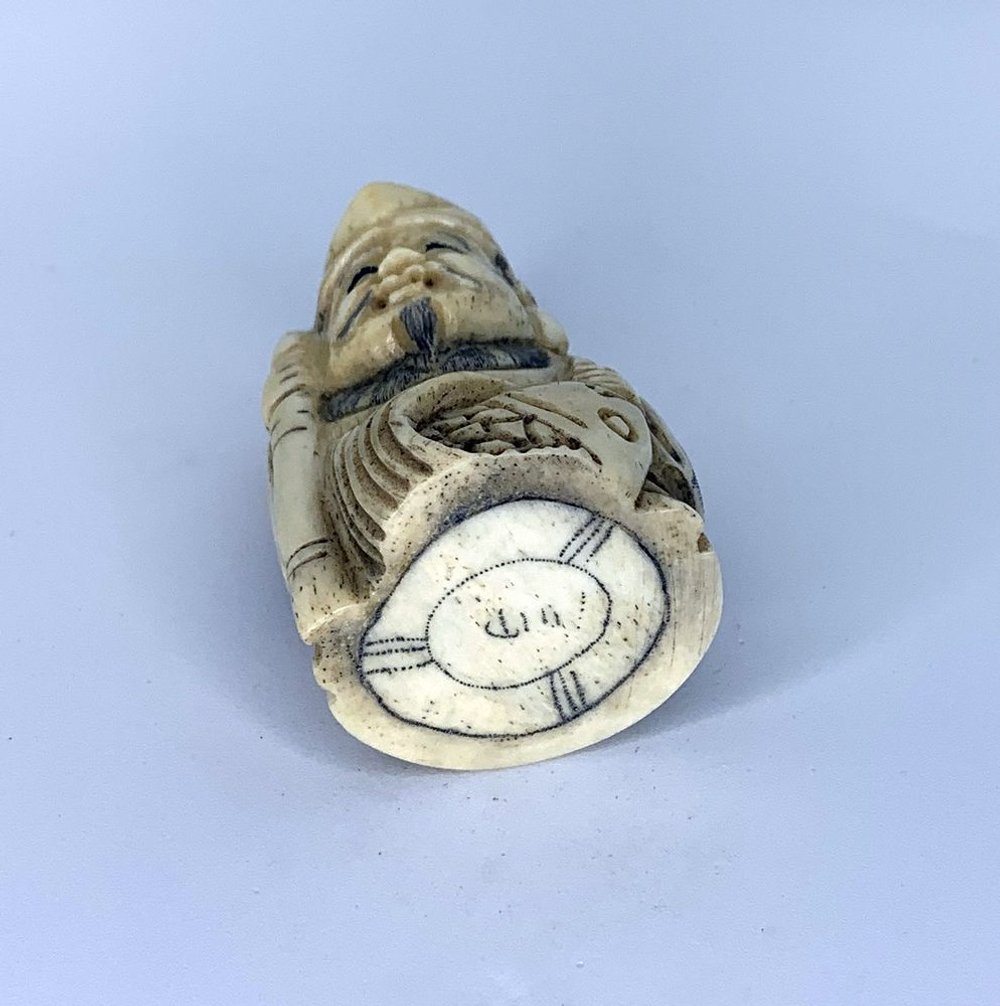 Нэцкэ Эбису со священным карпом и посохом