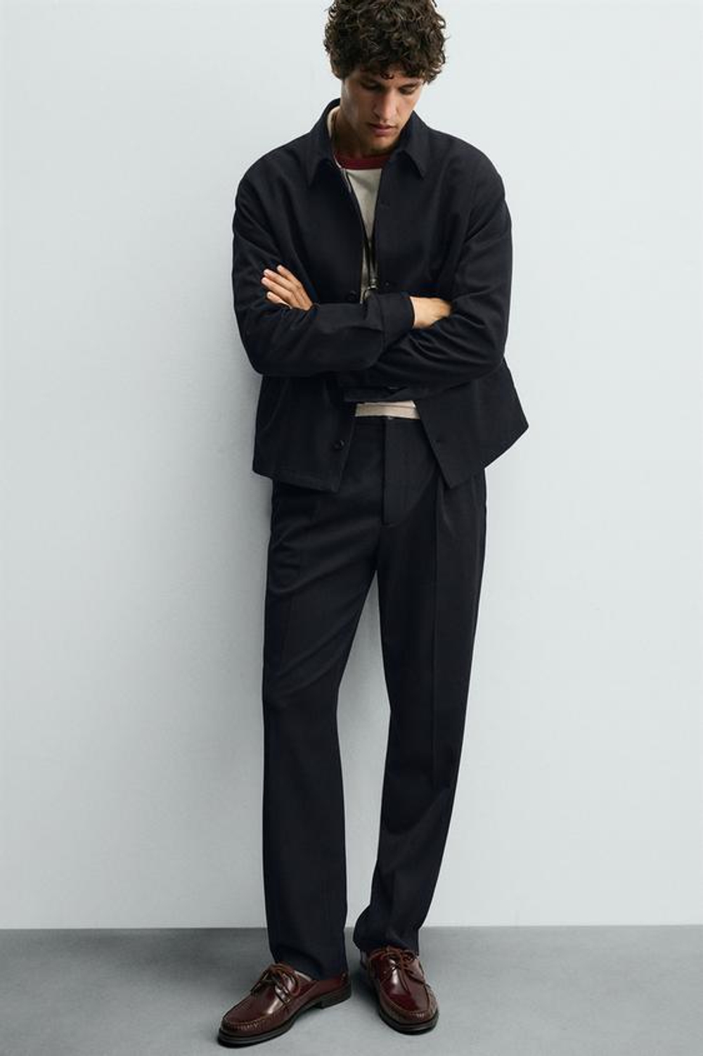 ZARA БРЮКИ REGULAR FIT СО СКЛАДКАМИ, МОРСКОЙ СИНИЙ