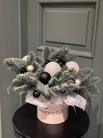 Композиция в коробочке с новогодними игрушками