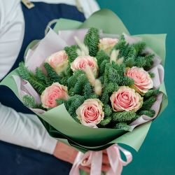 Сборный букет из нобилиса с розовой розой Эквадор
