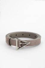 БАЗОВЫЙ ТОНКИЙ РЕМЕНЬ С ТРЕУГОЛЬНОЙ ПРЯЖКОЙ ЗАМША СЕРЫЙ