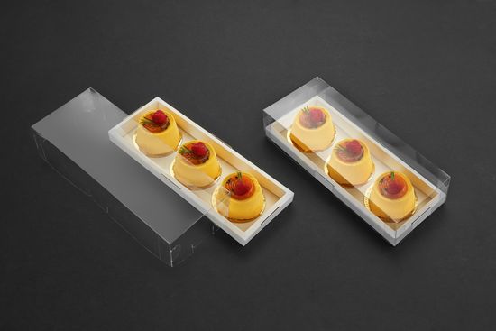 Упаковка с прозрачной крышкой для трех пирожных