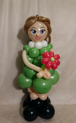 Девочка солдатка с букетом, фигура из шаров