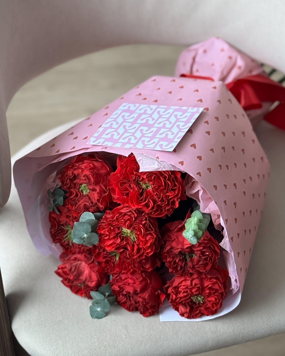 Монобукет из красных пионовидных роз Ред Монстр с эвкалиптом