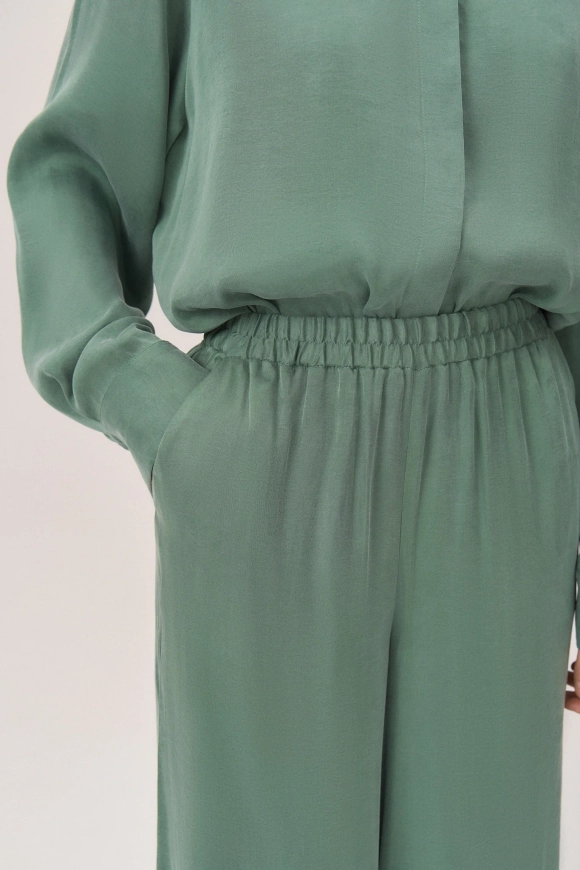 Широкие брюки на резинке