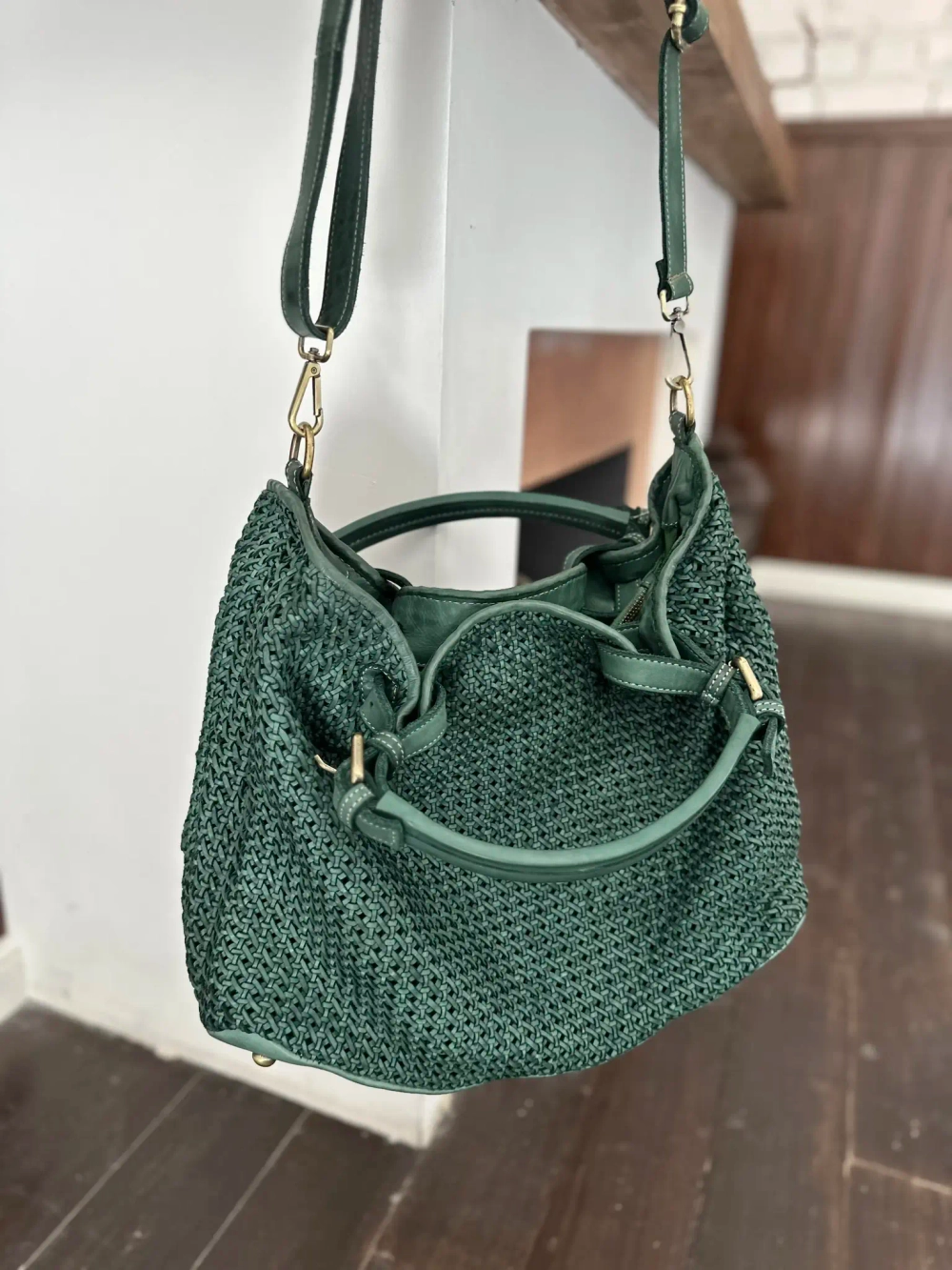 Женская плетеная сумка из натуральной винтажной кожи зеленого цвета