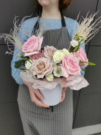 Шляпная коробка раскидистой формы в пудровых тонах