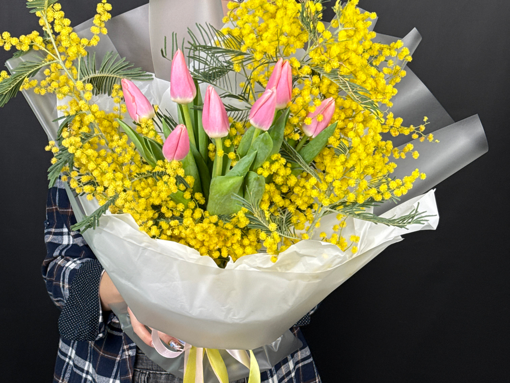 Мимоза и розовые тюльпаны