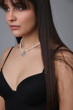 Колье из белого жемчуга с кулоном из перламутра и цирконов с солнцем, серебро