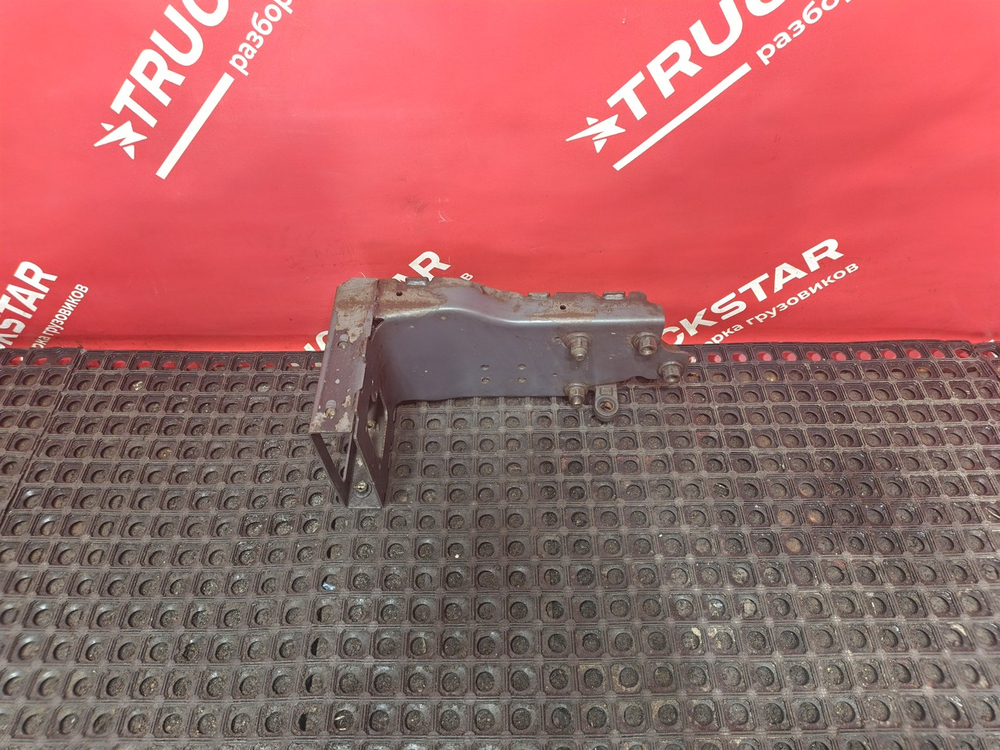 Кронштейн подножки правый