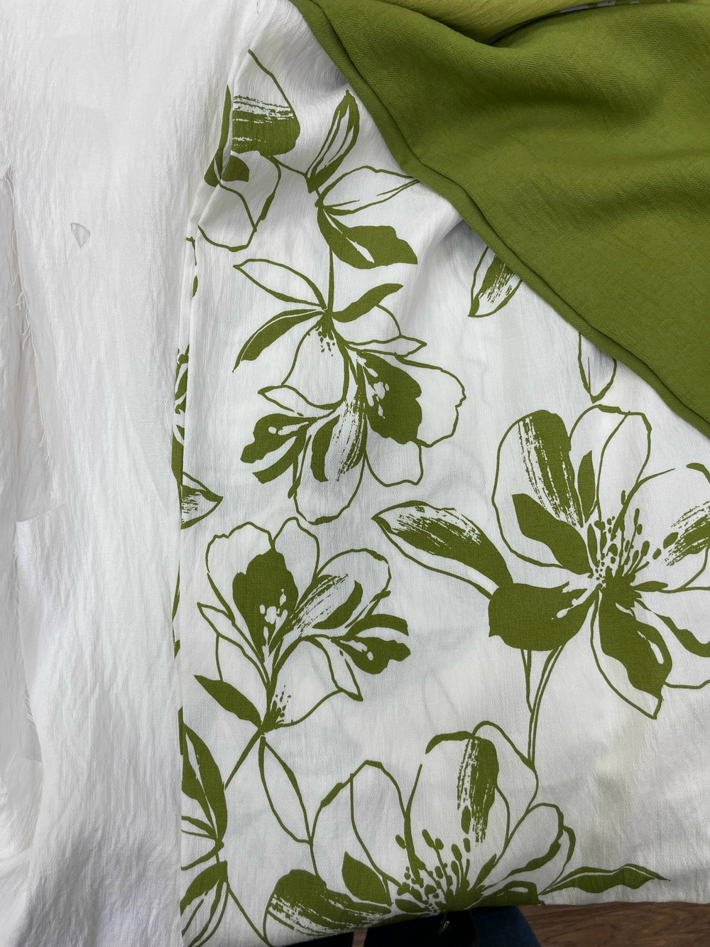 Лен бохо зеленые цветы на белом