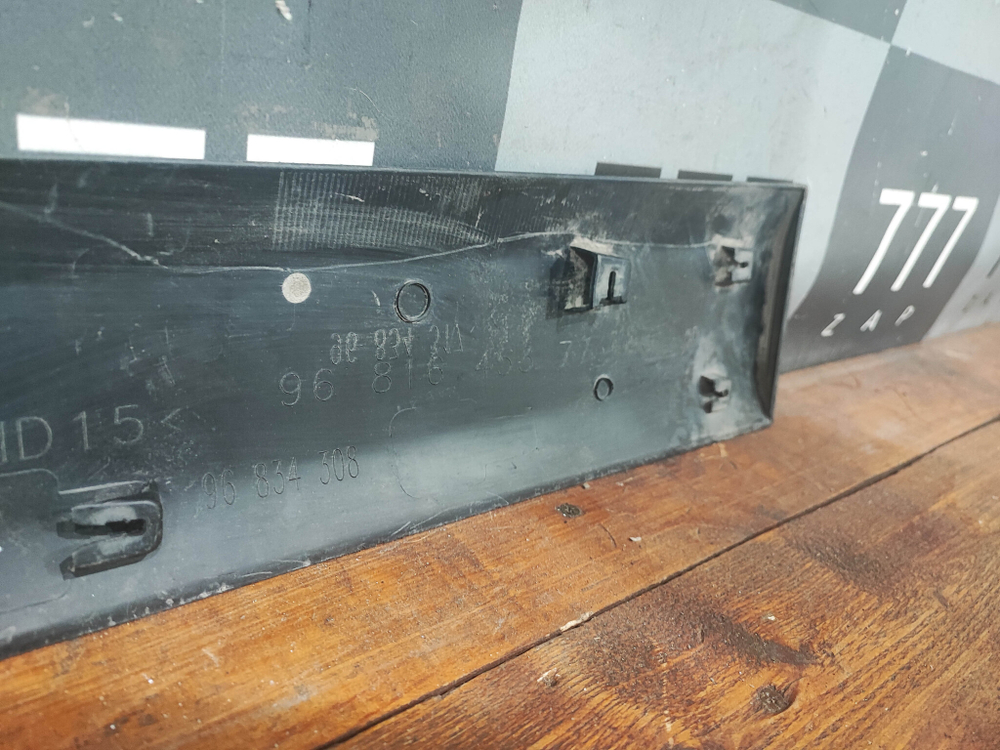 Накладка двери передней правой Citroen Berlingo 2 (B9) 08-нв Б/У Оригинал 9681645377