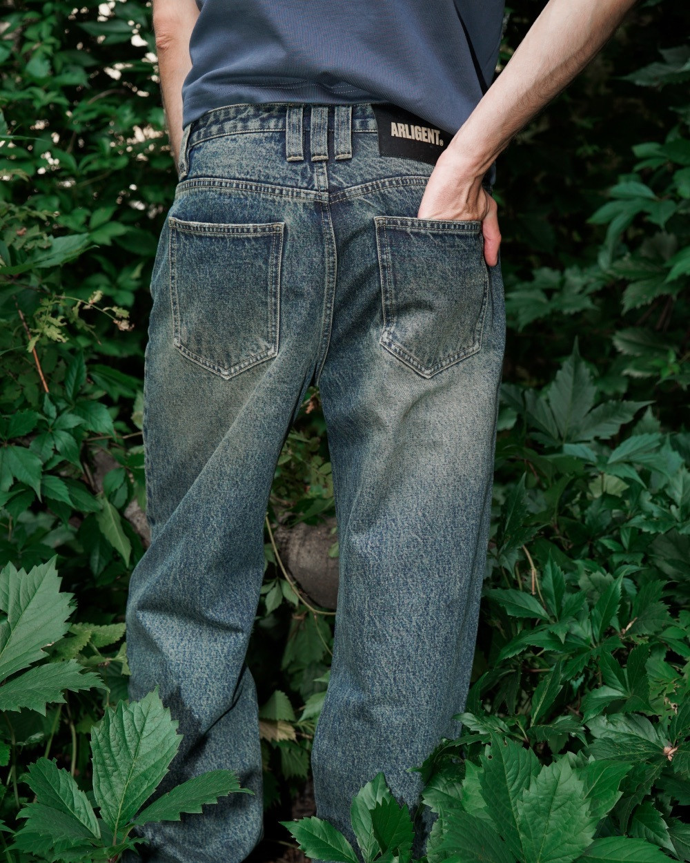 Джинсы-трубы с винтажным эффектом