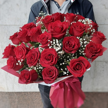 Букет из 25 красных роз сорта "Эксплорер" с гипсофилой (Эквадор 60 см)