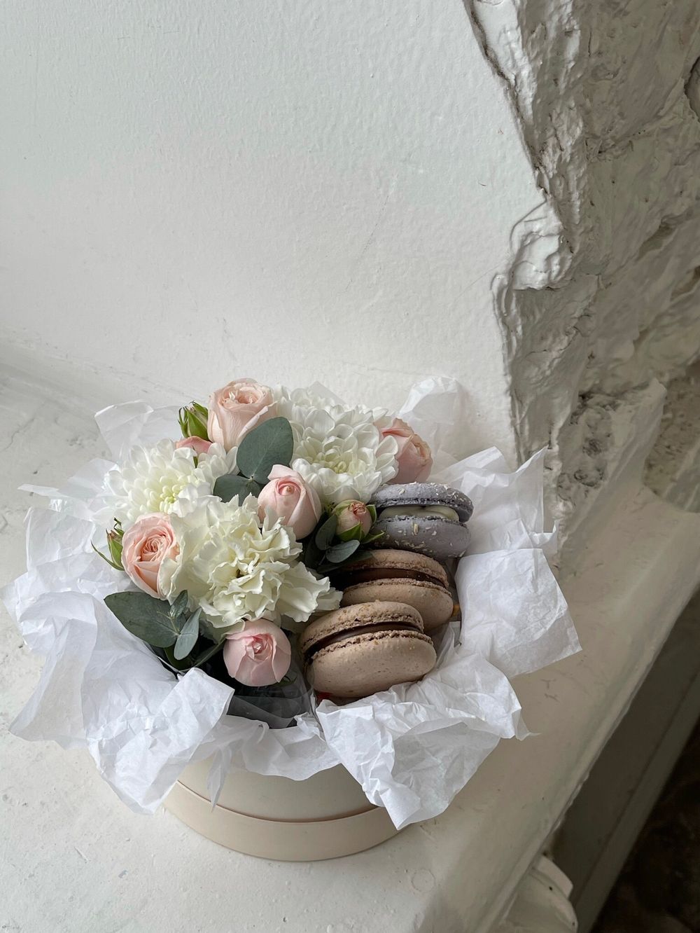 Цветочная композиция с макарунами