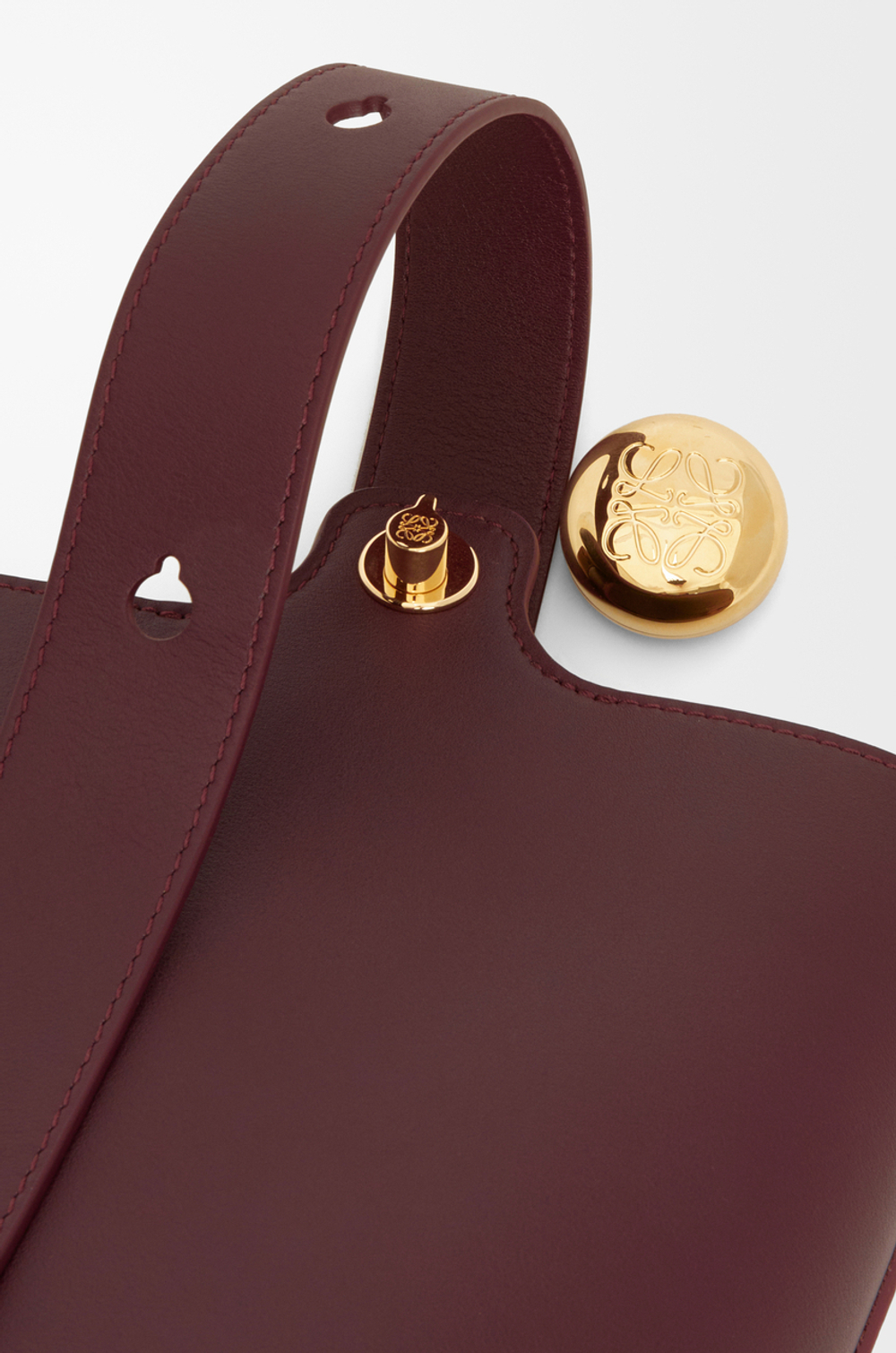 Loewe Мини-сумка-ведро Pebble из гладкой телячьей кожи, бургунди