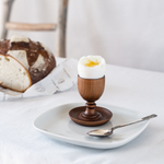 Деревянная подставка для яйца с солонкой из древесины сибирского кедра. ES8