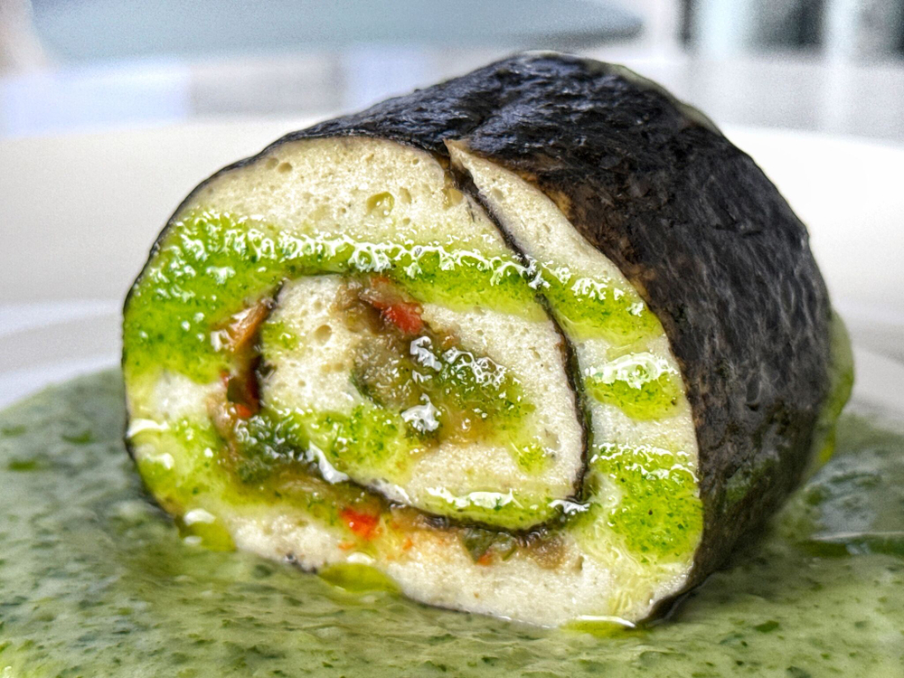 Паровой рулет из судака с овощами и нори. (150/20 гр)