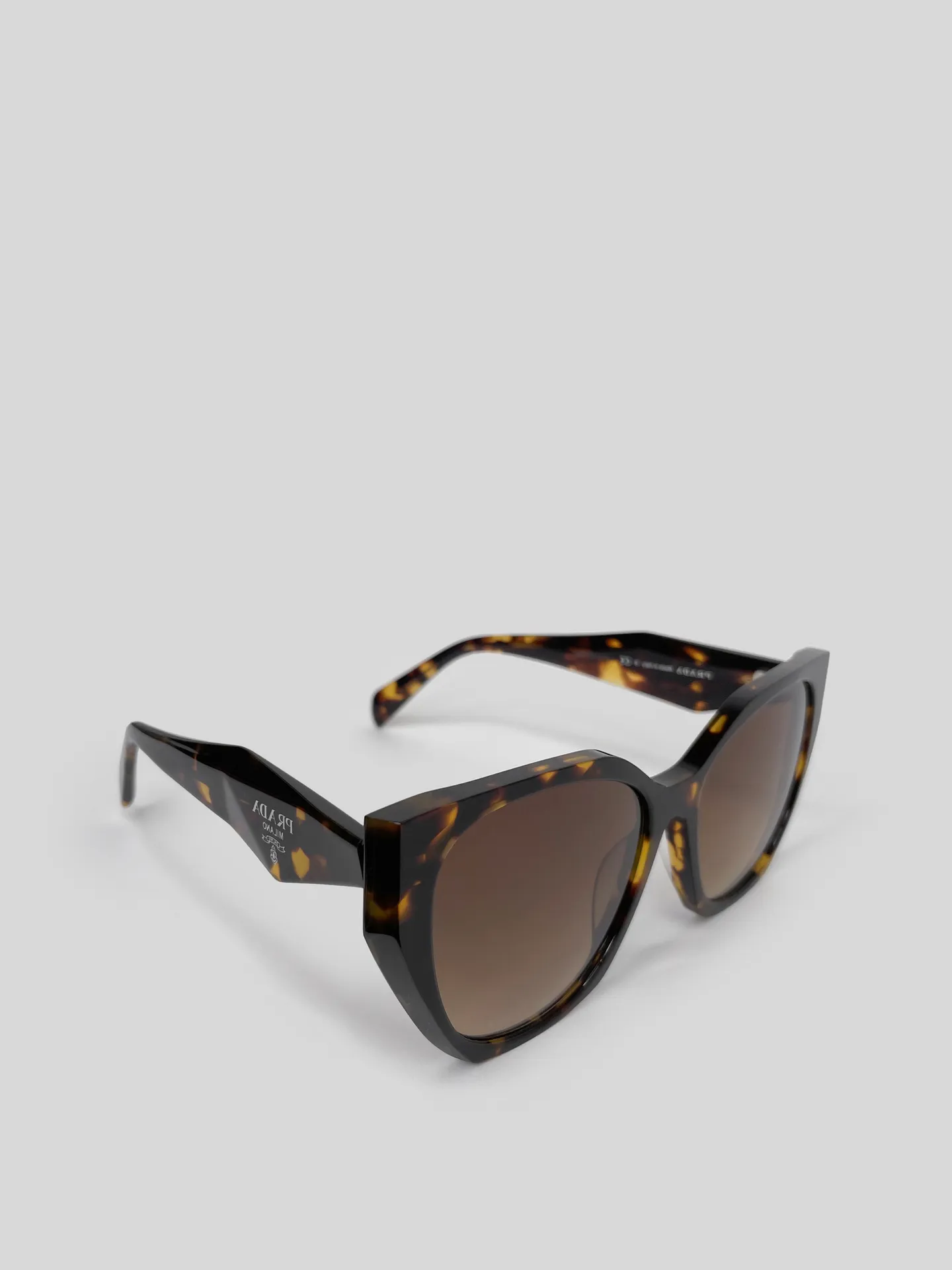 Солнцезащитные очки PRADA с широкими дужками купить