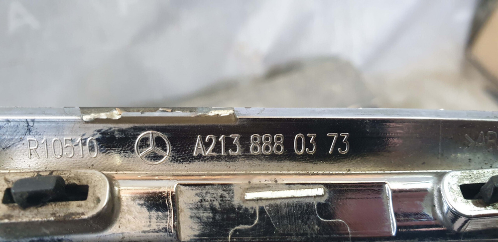 Молдинг решетки радиатора Mercedes E (W213) 16-20 Б/У Оригинал A2138880373