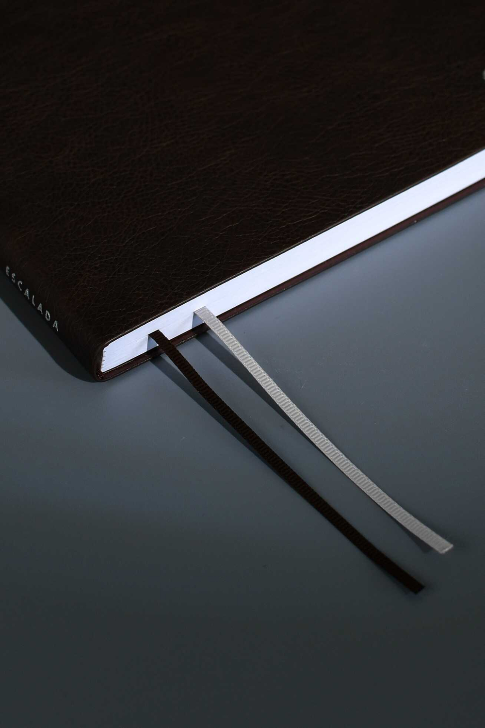 Ежедневник датированный 2026 ESCALADA, А4, 120 л., арт. 70206/ 10 ШЕВРЕТ ГЛОСС КОРИЧНЕВЫЙ (кожзам: 210х297 мм, мягкий переплёт, запаянный край, материал обложки: искусственная кожа "Шеврет глосс"; декор: тиснение фольгой, металлический шильд по краю