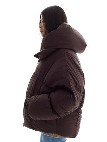 Объемный шоколадный пуховик со съемной манишкой-капюшоном